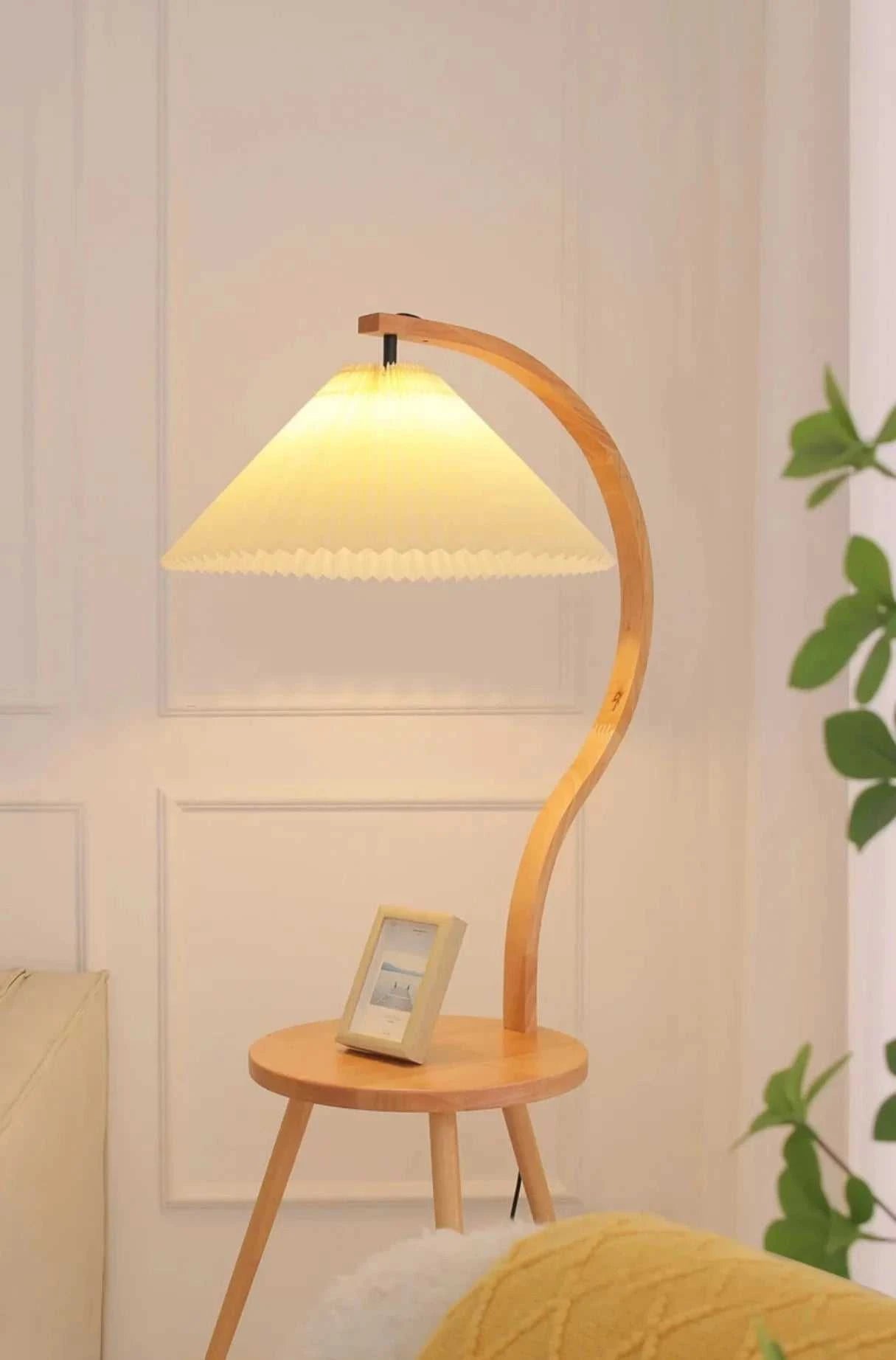 Floor Lamp on Table: Timeless Retro Design for Stylish Interiors - Orangme