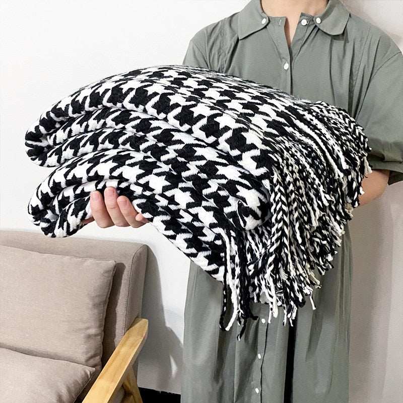 Chic Herringbone Knit Throw: Black & White or Red & White - Orangme