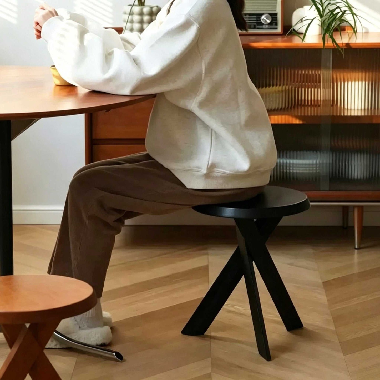 Retro Solid Wood Round Side Table - Minimalist Mid-Century Accent Table for Small Spaces