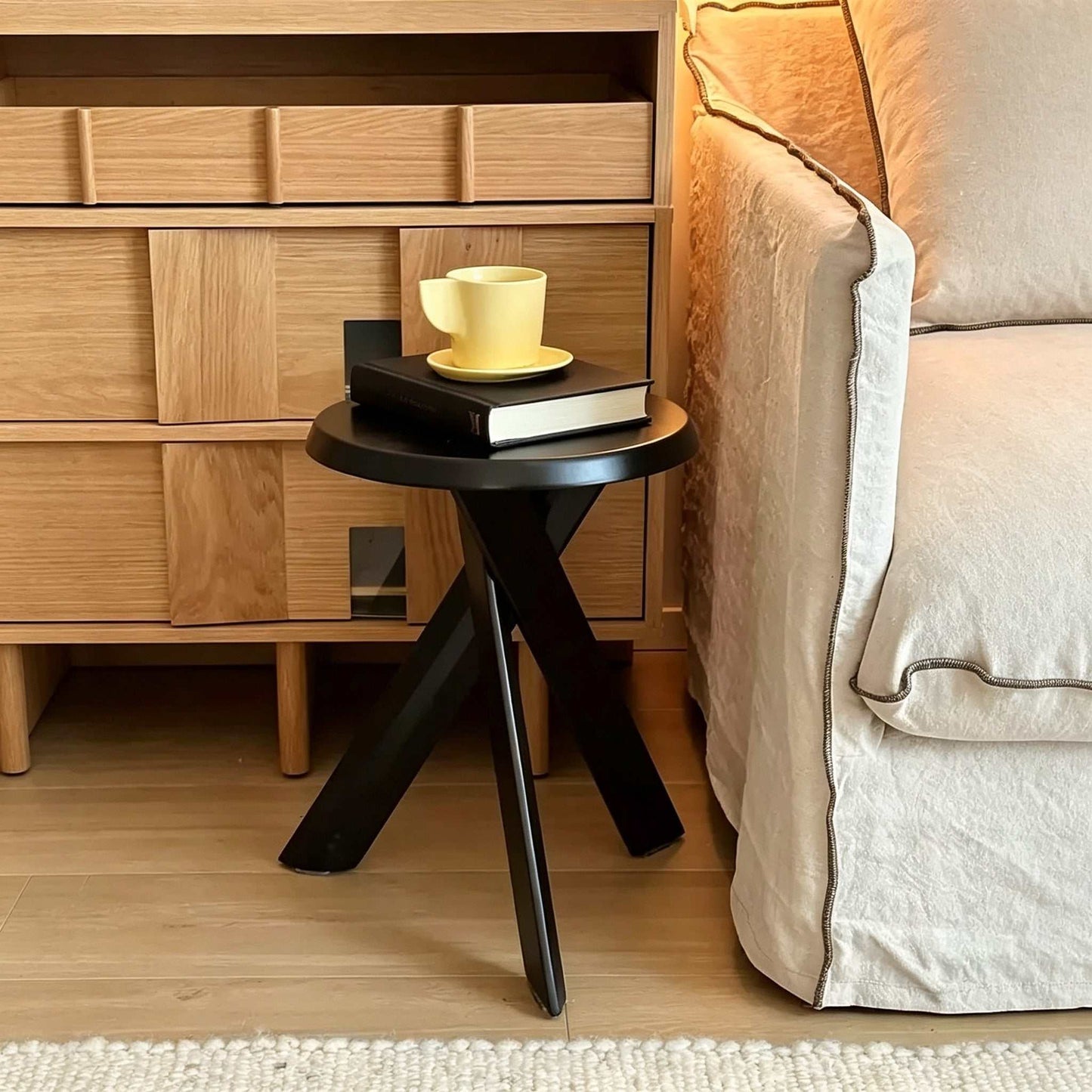 Retro Solid Wood Round Side Table - Minimalist Mid-Century Accent Table for Small Spaces