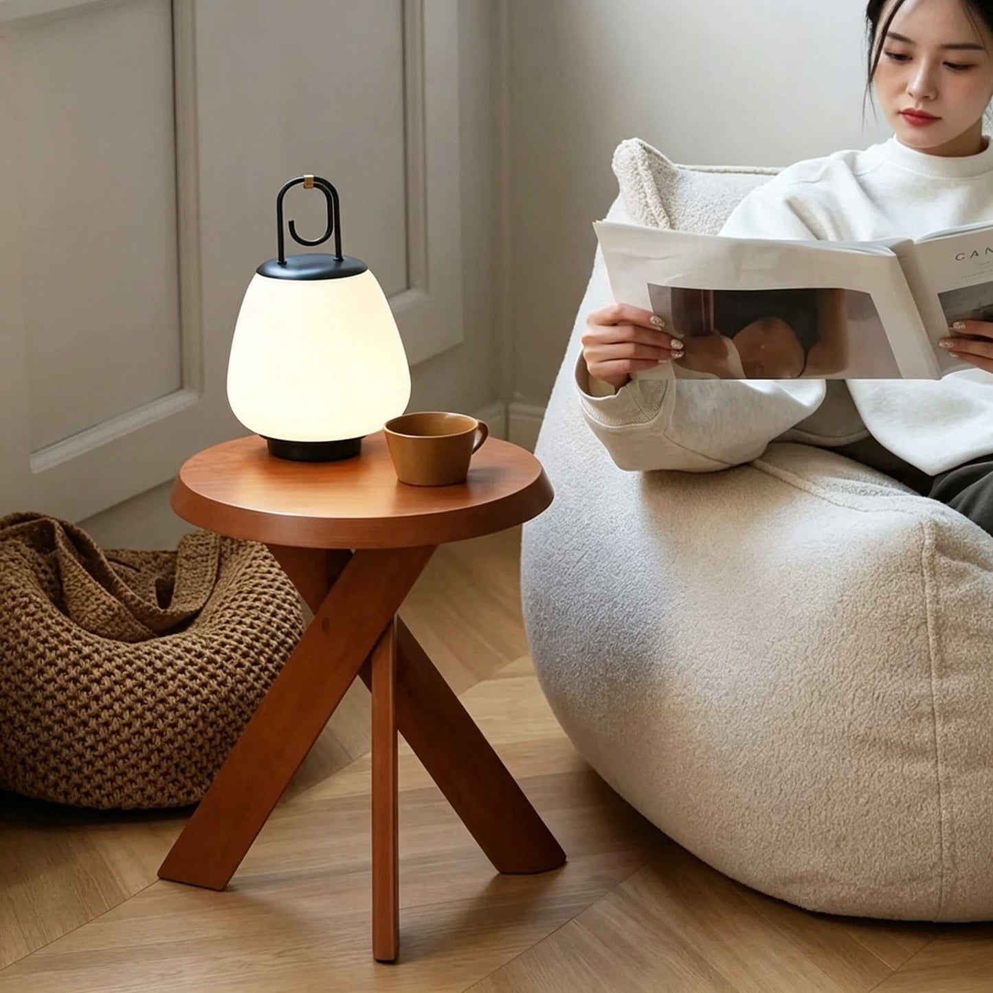 Retro Solid Wood Round Side Table - Minimalist Mid-Century Accent Table for Small Spaces